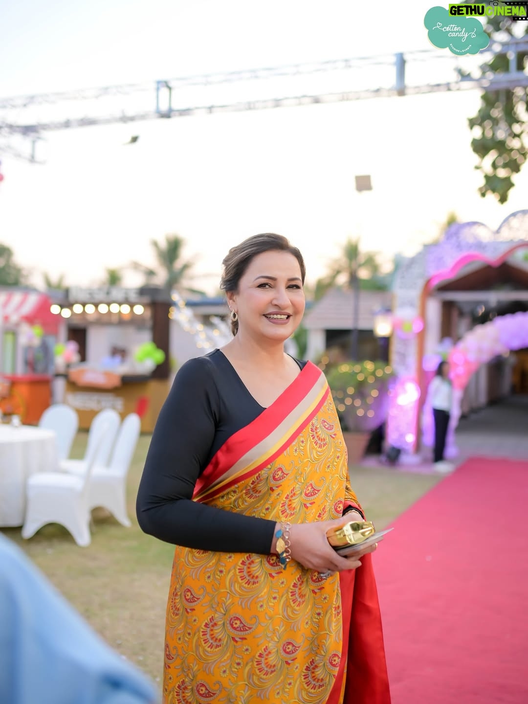 Sidra Batool - 61.7K Likes - ⁨	فاصلے اور وقت ان رشتوں پر دھول جمنے نہیں دیتے جو رشتے 

پیار ،احترام  احساس اور محبت سے جوڑے گئے ہوں ❤️❤️❤️

آج کتنے عرصے بعد پیاری سِدرا اور اُس کی فیملی سے مل کر دل کو 

سکون ملا کہ میرے رب نے گھر اور رحمت سے مالا مال کیا 🙏🙏🙏

بچیوں کی سالگرہ بہت مبارک ہو ان کے چہروں کی طرح بخت بھی چمکتے 

رہیں 🙏🙏🙏⁩

Thank you so much my lovely @asmaabbasgill  for this beautiful sareeeeee♥️♥️♥️