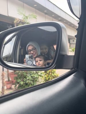 Sidra Batool Instagram - Har dua ka phool — meri betiyan 🌷

Tagging all the GIRLS moms out there. This is for “US” 🤍. When people say ‘hayee apki 3 betiyan hain, Allah larka bhi de. I just smile. Because my daughters are not “LESS’” they are my strength, my light, my rehmat and the most beautiful gift Allah has written for me 🌸✨ And next time someone says ‘sirf betiyan hain’ remember, Allah chose your home to pour this blessing. Don’t feel sad or angry… your house is already full of rehmat and noor 🤍

Can you guess the last pic? 

#mashallah #DaughtersAreBlessings #LittleQueens #GiftOfAllah #DaddyLittleGirl #MamaLove #HomeIsWhereDaughterIs #BundleOfJoy