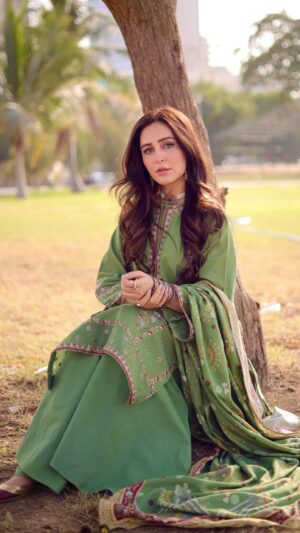 Sidra Niazi Instagram - Soft tones, rich textures and the warmth of winter

@sapphirepakistan Unstitched Winter ‘25 is available in-stores and online 😍

Jewellery: @ayeshaccessories