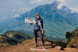 Sigi Wimala Instagram - Ke-2 kalinya ikutan @merapi_merbabu.detrail powered by @vsoyworldindonesia. Seneng ketemu temen-temen trail runners yang walau pun capek masih bisa senyum ketawa, nyemangatin aku!! Terima kasih utk setiap “semangat mba Sigi” yang bikin aku ga nyerah. Energi kalian luar biasa menular. See you next year ya temen2!!!! Siap siap cemong cemongan main pasir di atas gunung…. #trailrun #merbabu
