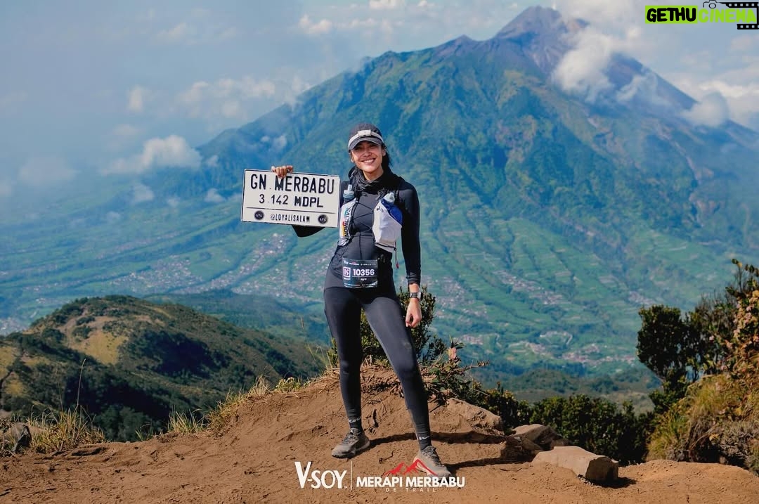 Sigi Wimala - 2.9K Likes - Ke-2 kalinya ikutan @merapi_merbabu.detrail powered by @vsoyworldindonesia. Seneng ketemu temen-temen trail runners yang walau pun capek masih bisa senyum ketawa, nyemangatin aku!! Terima kasih utk setiap “semangat mba Sigi” yang bikin aku ga nyerah. Energi kalian luar biasa menular. See you next year ya temen2!!!! Siap siap cemong cemongan main pasir di atas gunung…. #trailrun #merbabu