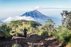 Sigi Wimala Instagram - Ke-2 kalinya ikutan @merapi_merbabu.detrail powered by @vsoyworldindonesia. Seneng ketemu temen-temen trail runners yang walau pun capek masih bisa senyum ketawa, nyemangatin aku!! Terima kasih utk setiap “semangat mba Sigi” yang bikin aku ga nyerah. Energi kalian luar biasa menular. See you next year ya temen2!!!! Siap siap cemong cemongan main pasir di atas gunung…. #trailrun #merbabu