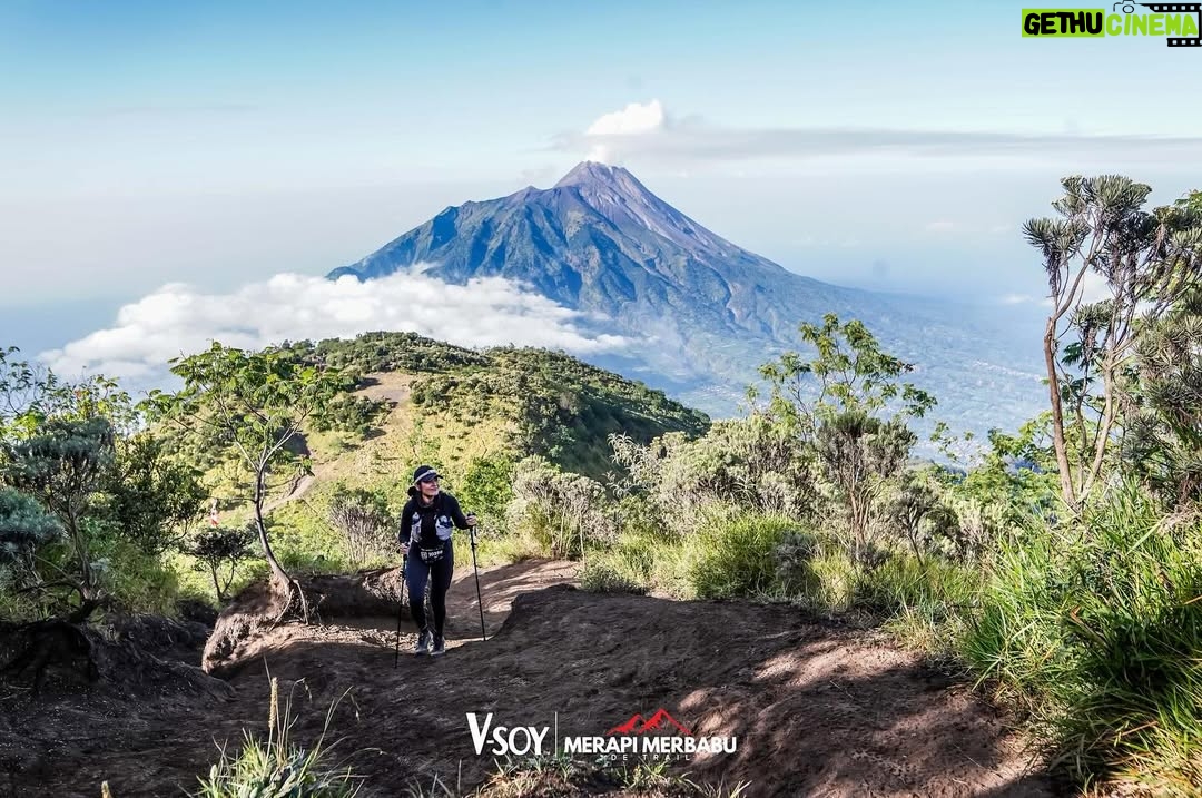 Sigi Wimala - 2.9K Likes - Ke-2 kalinya ikutan @merapi_merbabu.detrail powered by @vsoyworldindonesia. Seneng ketemu temen-temen trail runners yang walau pun capek masih bisa senyum ketawa, nyemangatin aku!! Terima kasih utk setiap “semangat mba Sigi” yang bikin aku ga nyerah. Energi kalian luar biasa menular. See you next year ya temen2!!!! Siap siap cemong cemongan main pasir di atas gunung…. #trailrun #merbabu