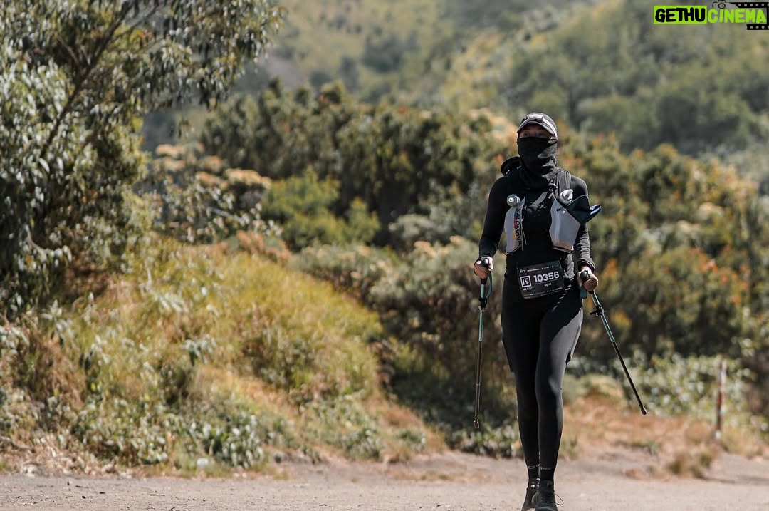 Sigi Wimala - 2.9K Likes - Ke-2 kalinya ikutan @merapi_merbabu.detrail powered by @vsoyworldindonesia. Seneng ketemu temen-temen trail runners yang walau pun capek masih bisa senyum ketawa, nyemangatin aku!! Terima kasih utk setiap “semangat mba Sigi” yang bikin aku ga nyerah. Energi kalian luar biasa menular. See you next year ya temen2!!!! Siap siap cemong cemongan main pasir di atas gunung…. #trailrun #merbabu