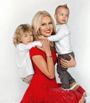 Simona Krainová Instagram - Najdi deset rozdílů😃🎄Tyhle fotky dělí přesně 10 let..listopad 2024 a prosinec 2014🫣já vidim jen jediný..a  to,že naše láska a pouto je tisíckrát silnější❤️‼️ 📸 @lucierobinsonphoto @romanaellaplacek #collectingmemories #mygang