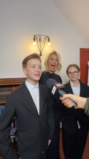 Simona Krainová Instagram - a prý že neumim vařit🤷‍♀️😂❤️střípky z dnešního natáčení🎥🤟❤️ #myboyzz #eternallove @casopisglanc @anna_koniaeva_photo @vlasyhrabal @pavelkortan @simona.pechal.styling @anna_koniaeva_photo