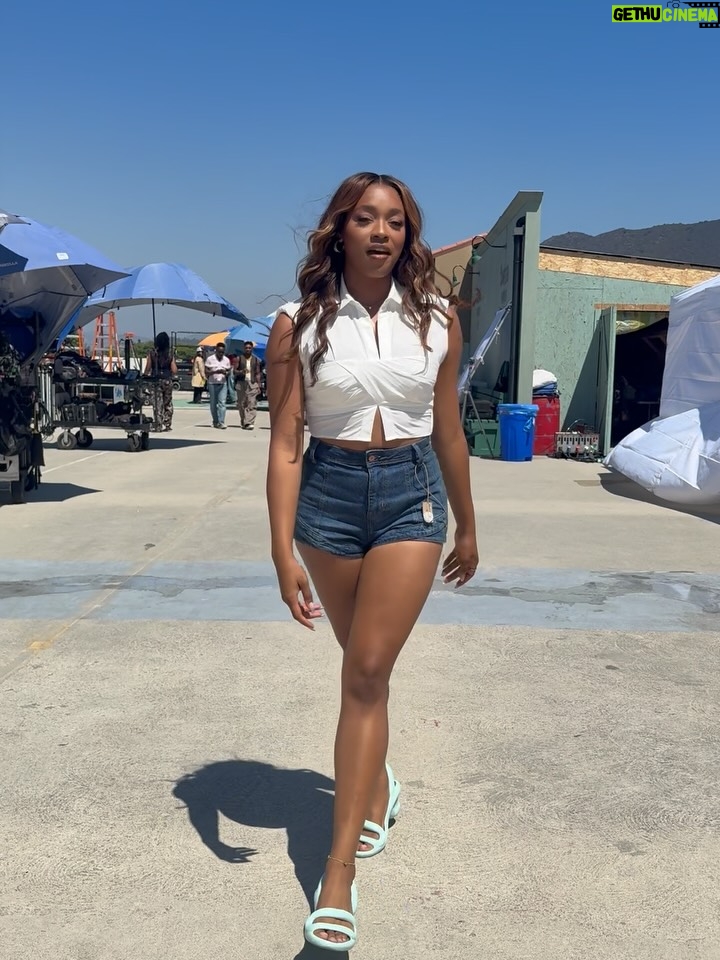 Simone Joy Jones - 25K Likes - I hope you cried and laughed a lot watching the finale, because we cried and laughed a million times making it. 

Wow, what an introduction, what a foundation, what a beginning. 

Thankful for this 4 year long gift to me that continues to give, and the opportunity to be welcomed by this oh so special legacy. 

👑