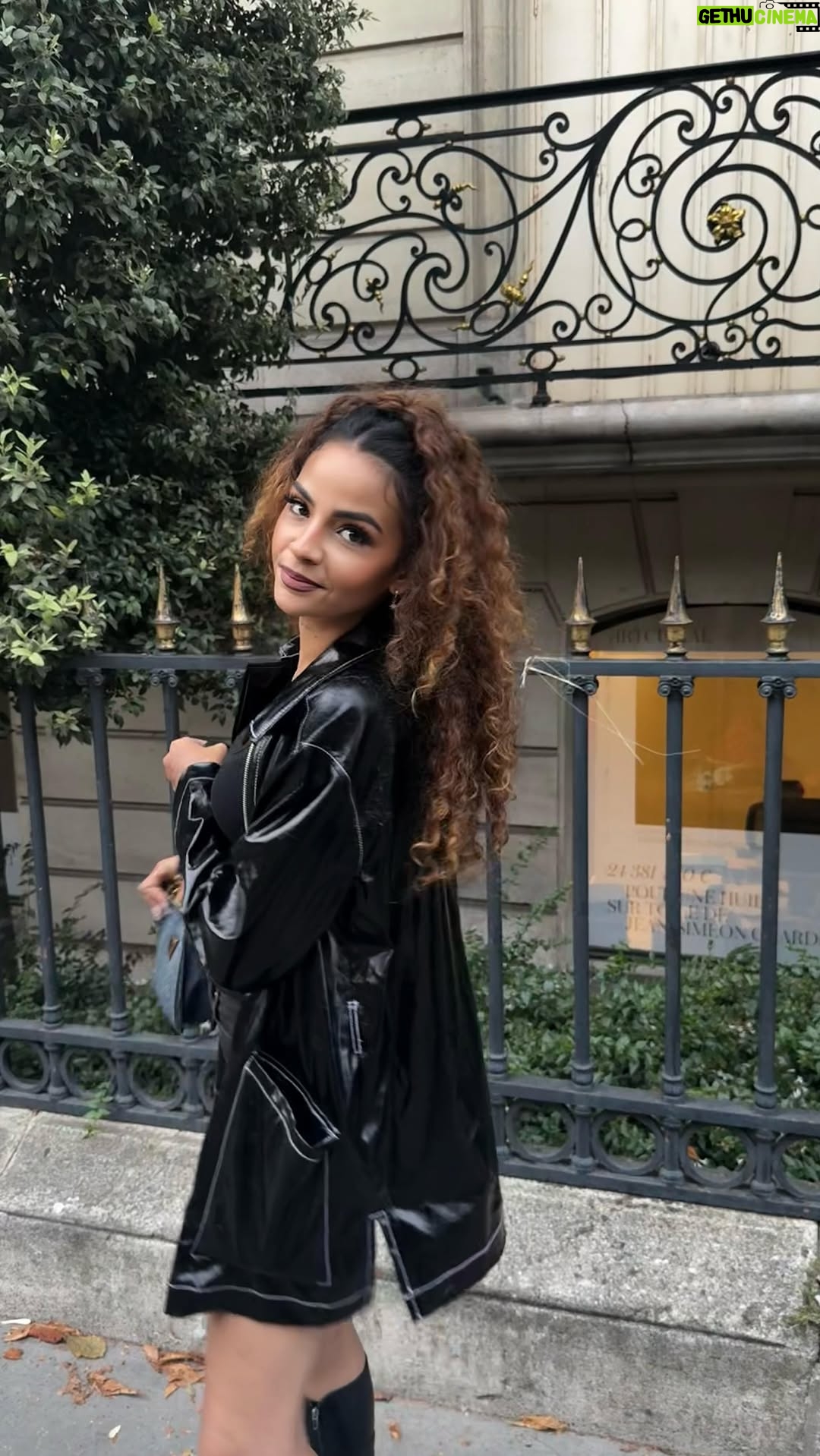 Sindy Michelle Claudia Auvity - 11.6K Likes - Je saurais même pas par quoi commencer si je devais raconter les 5 dernières années de ma vie à la Sindy du passé, mais je commencerais par lui dire qu’elle se sortira de la. La dépression est enfin finie, le chapitre est fermé, on en a ouvert un nouveau. Je suis sur les réseaux sociaux depuis 13 ans, c’est presque la moitié de ma vie et il m’a toujours tenu à cœur de faire du contenu authentique et vrai. Tout un pan de mon histoire dernièrement à été marqué par cette maladie et je sais que la santé mentale touche tout le monde. Je vous jure que guérir existe, qu’il y a un moment où les vestiges du passé n’ont plus cette emprise sur nous, qu’on est capable de reprendre son souffle et de repartir. Il a fallu beaucoup d’amour et de temps, de la patience aussi mais je suis fière de pouvoir aujourd’hui dire que c’est vraiment derrière moi 💭✨