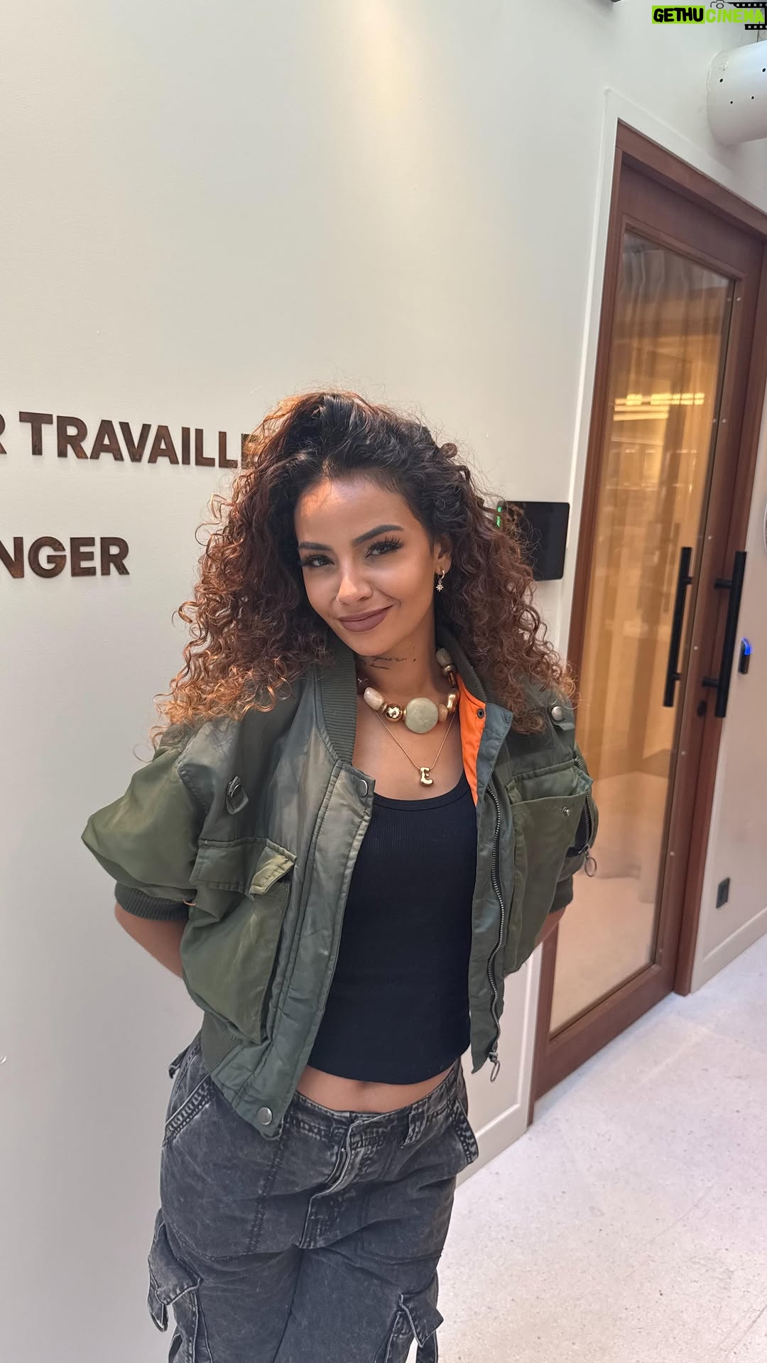 Sindy Michelle Claudia Auvity - 4.1K Likes - Une trop jolie après midi 🤍 vous avez des endroits préférés comme ça à Paris ? J’ai tellement hâte de lui faire découvrir 👀
Une après-midi au musée ?
