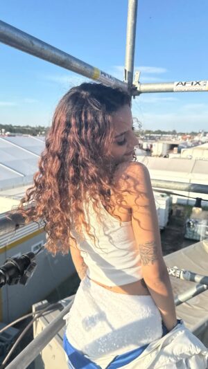 Sindy Michelle Claudia Auvity Instagram - Votre reine des transitions revient pour une nouvelle saison 👀
Le brunshing de l’enfer par contre je sais pas comment vous faites les cheveux long l’été la 😭