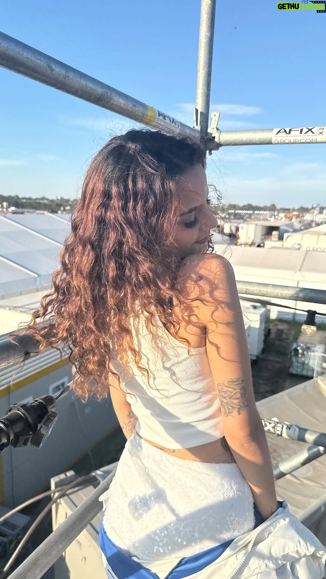 Sindy Michelle Claudia Auvity - 3.9K Likes - Votre reine des transitions revient pour une nouvelle saison 👀 
Le brunshing de l’enfer par contre je sais pas comment vous faites les cheveux long l’été la 😭