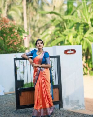 Snisha Chandran Instagram - 🧡🩵

🥻 @ar_handlooms_kuthampully 
📸 @_mangalasheriarjun__ 

#newhome #dreamhome #love #instagood #like