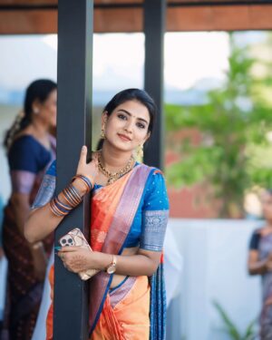 Snisha Chandran Instagram - 🧡🩵

🥻 @ar_handlooms_kuthampully 
📸 @_mangalasheriarjun__ 

#newhome #dreamhome #love #instagood #like