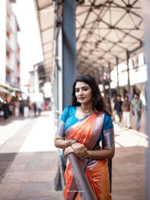 Snisha Chandran Instagram - ഗുരുവായൂർ അമ്പലനടയിൽ 🧡🩵

🥻 @ar_handlooms_kuthampully 

📸 @_mangalasheriarjun__ 

#picofthedays #love #guruvayoortemple🙏🕉️🕉️ #like #instagood
