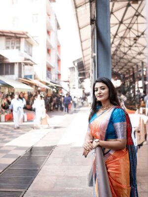 Snisha Chandran Instagram - ഗുരുവായൂർ അമ്പലനടയിൽ 🧡🩵

🥻 @ar_handlooms_kuthampully 

📸 @_mangalasheriarjun__ 

#picofthedays #love #guruvayoortemple🙏🕉️🕉️ #like #instagood