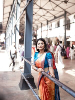Snisha Chandran Instagram - ഗുരുവായൂർ അമ്പലനടയിൽ 🧡🩵

🥻 @ar_handlooms_kuthampully 

📸 @_mangalasheriarjun__ 

#picofthedays #love #guruvayoortemple🙏🕉️🕉️ #like #instagood