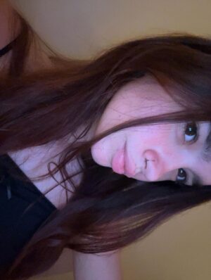 Sofía Gala Castiglione Instagram - SI EL AMOR FUERAN CANCIONES VOS SERIAS CADA UNA DE ELLAS
@helle_t11 TUS 17 LLEGAN A MI COMO SI NO HUBIERA PASADO EL TIEMPO Y A LA VEZ PUDIENDO VERTE TAN CLARAMENTE Y ADMIRANDO EL CAMINO QUE ESTAS RECORRIENDO
ESTOY TAN ORGULLOSA DE VOS, DE TU SABIDURIA EMOCIONAL, DE TUS PRINCIPIOS Y VALORES, ME ENSEÑAS A VIVIR, ME SALVAS TODOS LOS DIAS
NUESTRAS CHARLAS A LA MADRUGADA, TU BONDAD Y TUS PALABRAS DE AMOR CUANDO MAS LAS NECESITO SON PARA MI UN REGALO SAGRADO
FELIZ AÑO NUEVO PERSONAL, SE FELIZ, CONTEMPLA LA BELLEZA DEL MUNDO CON ESOS OJOS CHINOS QUE ME LLENAN EL ALMA Y SABE QUE SIEMPRE ESTOY ACA, A TU LADO, PARA LO QUE SEA, UN ABRAZO, UNA PALABRA O EN EL SILENCIO COMPARTIDO
SIEMPRE JUNTAS
TE AMO HIJA
GRACIAS POR EXISTIR
HACES DE ESTE MUNDO UN LUGAR MEJOR