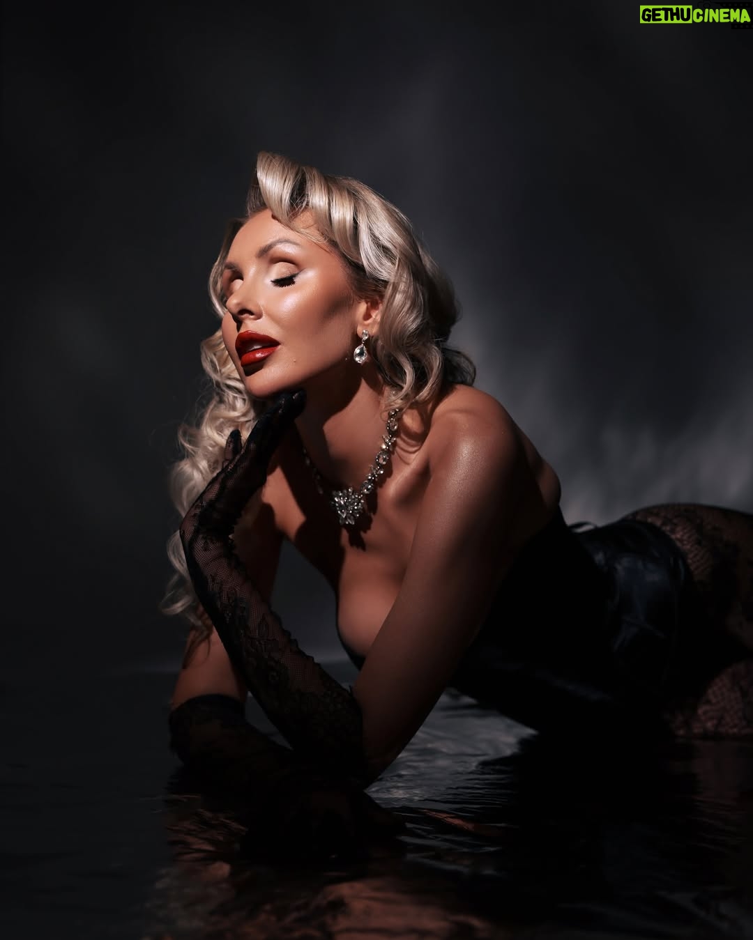 Sointu Borg - 28.8K Likes - Pari kertaa vuodessa pitää säväyttää. Muuten pölyttyy tää homma.

📸 @ellinanoronen 
Makeup: @angelin_kova
Hair: @morsianart
Style: meikäläinen 🤘🏻
