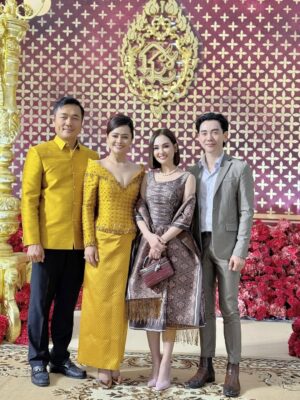 Sokun Nisa Instagram - មកចូលរួមពិធីមង្គលការថ្ងៃសិរីសួស្តីរបស់ប្អូន ព្រែក ប្អូននាថ ជូនពរប្អូនទាំងចាប់ដៃគ្នាមានសុខសុភមង្គលរហូតដលចាស់កោងក្នង 😍 អបអរសាទរប្អូនទាំងពីរ💐😍
សំលៀកបំពាក់ឆ្នៃយ៉ាងស្អាតសម្យសួនដោយហាង
@sothea_ny_tailor ✂️