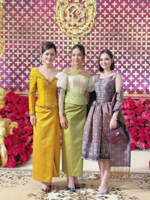 Sokun Nisa Instagram - មកចូលរួមពិធីមង្គលការថ្ងៃសិរីសួស្តីរបស់ប្អូន ព្រែក ប្អូននាថ ជូនពរប្អូនទាំងចាប់ដៃគ្នាមានសុខសុភមង្គលរហូតដលចាស់កោងក្នង 😍 អបអរសាទរប្អូនទាំងពីរ💐😍
សំលៀកបំពាក់ឆ្នៃយ៉ាងស្អាតសម្យសួនដោយហាង
@sothea_ny_tailor ✂️