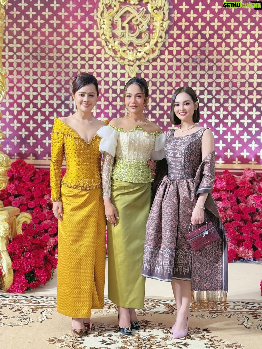 Sokun Nisa - 5.3K Likes - មកចូលរួមពិធីមង្គលការថ្ងៃសិរីសួស្តីរបស់ប្អូន​ ព្រែក​ ប្អូននាថ​ ជូនពរប្អូនទាំងចាប់ដៃគ្នាមានសុខសុភមង្គលរហូតដលចាស់កោងក្នង​ 😍​ អបអរសាទរ​ប្អូនទាំងពីរ​💐😍
សំលៀកបំពាក់​ឆ្នៃយ៉ាងស្អាតសម្យសួនដោយហាង​ 
@sothea_ny_tailor ✂️