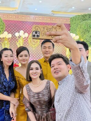 Sokun Nisa Instagram - មកចូលរួមពិធីមង្គលការថ្ងៃសិរីសួស្តីរបស់ប្អូន ព្រែក ប្អូននាថ ជូនពរប្អូនទាំងចាប់ដៃគ្នាមានសុខសុភមង្គលរហូតដលចាស់កោងក្នង 😍 អបអរសាទរប្អូនទាំងពីរ💐😍
សំលៀកបំពាក់ឆ្នៃយ៉ាងស្អាតសម្យសួនដោយហាង
@sothea_ny_tailor ✂️