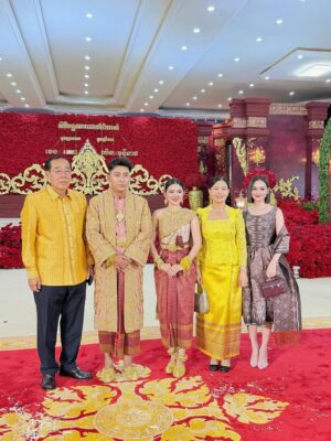 Sokun Nisa Instagram - មកចូលរួមពិធីមង្គលការថ្ងៃសិរីសួស្តីរបស់ប្អូន ព្រែក ប្អូននាថ ជូនពរប្អូនទាំងចាប់ដៃគ្នាមានសុខសុភមង្គលរហូតដលចាស់កោងក្នង 😍 អបអរសាទរប្អូនទាំងពីរ💐😍
សំលៀកបំពាក់ឆ្នៃយ៉ាងស្អាតសម្យសួនដោយហាង
@sothea_ny_tailor ✂️