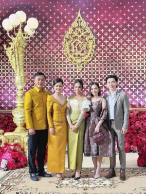 Sokun Nisa Instagram - មកចូលរួមពិធីមង្គលការថ្ងៃសិរីសួស្តីរបស់ប្អូន ព្រែក ប្អូននាថ ជូនពរប្អូនទាំងចាប់ដៃគ្នាមានសុខសុភមង្គលរហូតដលចាស់កោងក្នង 😍 អបអរសាទរប្អូនទាំងពីរ💐😍
សំលៀកបំពាក់ឆ្នៃយ៉ាងស្អាតសម្យសួនដោយហាង
@sothea_ny_tailor ✂️