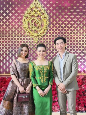 Sokun Nisa Instagram - មកចូលរួមពិធីមង្គលការថ្ងៃសិរីសួស្តីរបស់ប្អូន ព្រែក ប្អូននាថ ជូនពរប្អូនទាំងចាប់ដៃគ្នាមានសុខសុភមង្គលរហូតដលចាស់កោងក្នង 😍 អបអរសាទរប្អូនទាំងពីរ💐😍
សំលៀកបំពាក់ឆ្នៃយ៉ាងស្អាតសម្យសួនដោយហាង
@sothea_ny_tailor ✂️