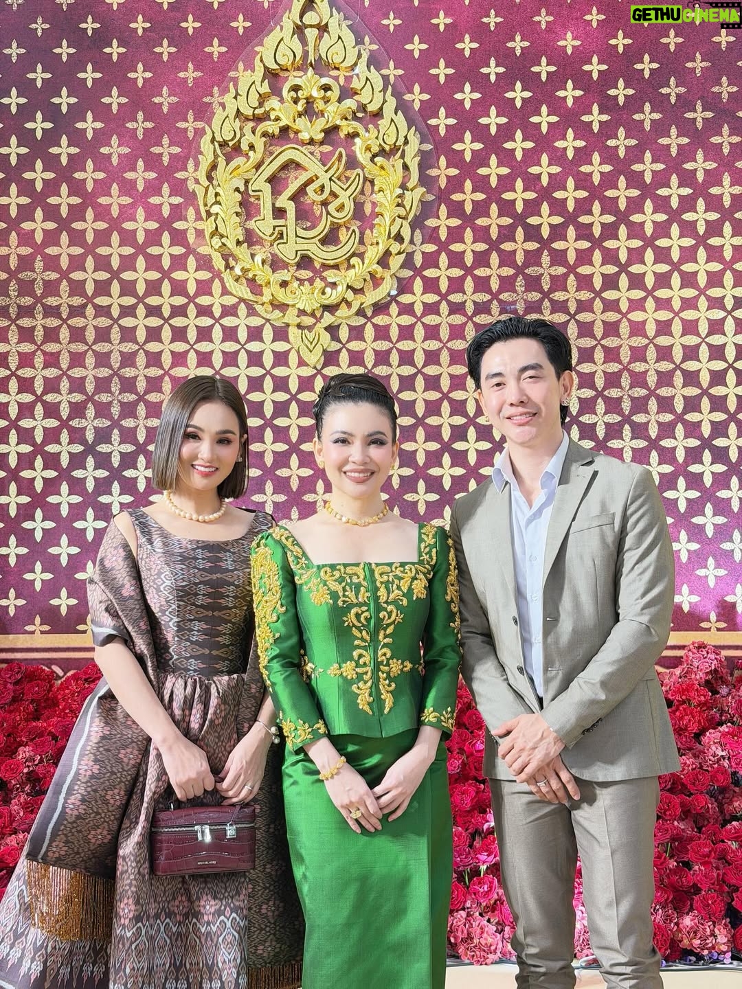 Sokun Nisa - 5.3K Likes - មកចូលរួមពិធីមង្គលការថ្ងៃសិរីសួស្តីរបស់ប្អូន​ ព្រែក​ ប្អូននាថ​ ជូនពរប្អូនទាំងចាប់ដៃគ្នាមានសុខសុភមង្គលរហូតដលចាស់កោងក្នង​ 😍​ អបអរសាទរ​ប្អូនទាំងពីរ​💐😍
សំលៀកបំពាក់​ឆ្នៃយ៉ាងស្អាតសម្យសួនដោយហាង​ 
@sothea_ny_tailor ✂️