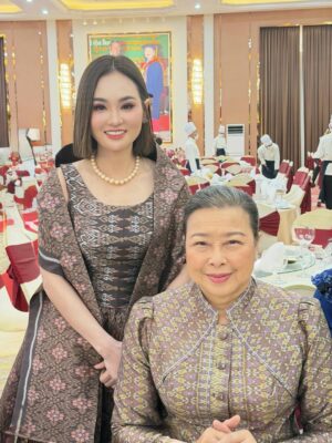Sokun Nisa Instagram - មកចូលរួមពិធីមង្គលការថ្ងៃសិរីសួស្តីរបស់ប្អូន ព្រែក ប្អូននាថ ជូនពរប្អូនទាំងចាប់ដៃគ្នាមានសុខសុភមង្គលរហូតដលចាស់កោងក្នង 😍 អបអរសាទរប្អូនទាំងពីរ💐😍
សំលៀកបំពាក់ឆ្នៃយ៉ាងស្អាតសម្យសួនដោយហាង
@sothea_ny_tailor ✂️