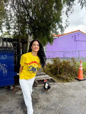 Sol Rodriguez Instagram - Me, my new fav t-shirt and my eagle friend 💛🦅