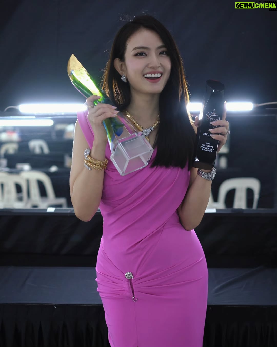 Hong Ling - 11.3K Likes - Thank you everyone 💓 ☺️ 💗 
What a night! Honoured to be named one of the Top 10 Most Popular Female Artistes and for Most Emotional Performance. Thank you for believing in me and showing me so much love 🥹💓

Wearing @versace La Vacanza 2025 collection 
With @iwcwatches_sea @bvlgari 
Makeup by @shaunleelee 
Hair by @calvingan26
Nails by @nailsfifthavenue