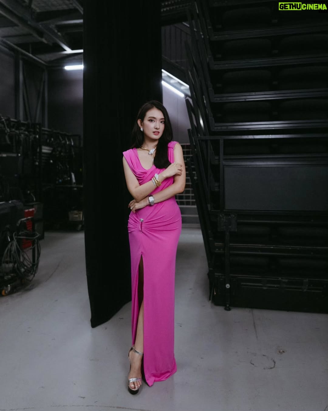 Hong Ling - 11.3K Likes - Thank you everyone 💓 ☺️ 💗 
What a night! Honoured to be named one of the Top 10 Most Popular Female Artistes and for Most Emotional Performance. Thank you for believing in me and showing me so much love 🥹💓

Wearing @versace La Vacanza 2025 collection 
With @iwcwatches_sea @bvlgari 
Makeup by @shaunleelee 
Hair by @calvingan26
Nails by @nailsfifthavenue