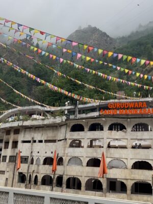 Sonam Lamba Instagram - In the mountains, I find my peace! ⛰️❤️

#mountain #peace #manikaran #parvativalley #parvatiriver