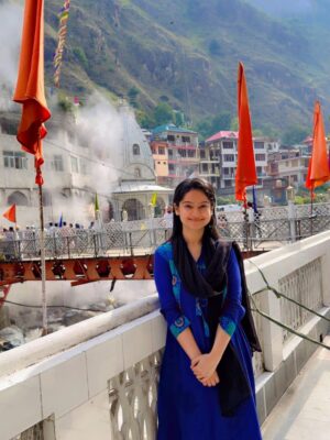 Sonam Lamba Instagram - In the mountains, I find my peace! ⛰️❤️

#mountain #peace #manikaran #parvativalley #parvatiriver