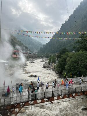 Sonam Lamba Instagram - In the mountains, I find my peace! ⛰️❤️

#mountain #peace #manikaran #parvativalley #parvatiriver