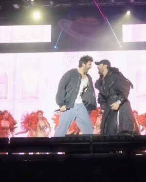 Sonia Kapur Instagram - Jai MATADI Let’s Rock 🙏❤️ , Mumbai you were superb fantastic mindblowing historic , full on #badass #vibe , and hi Vivaan thanks for all the love ❤️ #myntra #myntraglamstreamfest @myntra @saregama_official @himeshreshammiyamelodies #tumerimainteramainteratumeri #kartikaryan @kartikaaryan ❤️