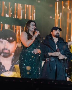 Sonia Kapur Instagram - Jai MATADI Let’s Rock 🙏❤️ @soniakapoor06 teri yaad saath hai , it’s grand it’s epic , experience it live , feel the love , poetry and lyrics by @jaduakhtar , also let’s convert the stadium into a night club with all my blockbuster hit songs #capmaniatour ❤️ @saregama_official @myntra @himeshreshammiyamelodies