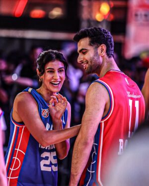 Sonia Rathee Instagram - #SiblingGoals on court! 🤪🏀

@ankurratheeofficial and @soniarathee brought their adorable sibling rivalry to the 3v3 Celebrity Game at the #BUDXNBAHouse! 🫶

#NBAHouse #NBAIndia #Budweiser #BudweiserIndia #BudX #YoursToTake #DistrictbyZomato #Lifeinyourdistrict