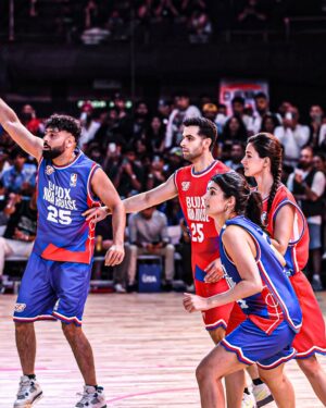 Sonia Rathee Instagram - #SiblingGoals on court! 🤪🏀

@ankurratheeofficial and @soniarathee brought their adorable sibling rivalry to the 3v3 Celebrity Game at the #BUDXNBAHouse! 🫶

#NBAHouse #NBAIndia #Budweiser #BudweiserIndia #BudX #YoursToTake #DistrictbyZomato #Lifeinyourdistrict