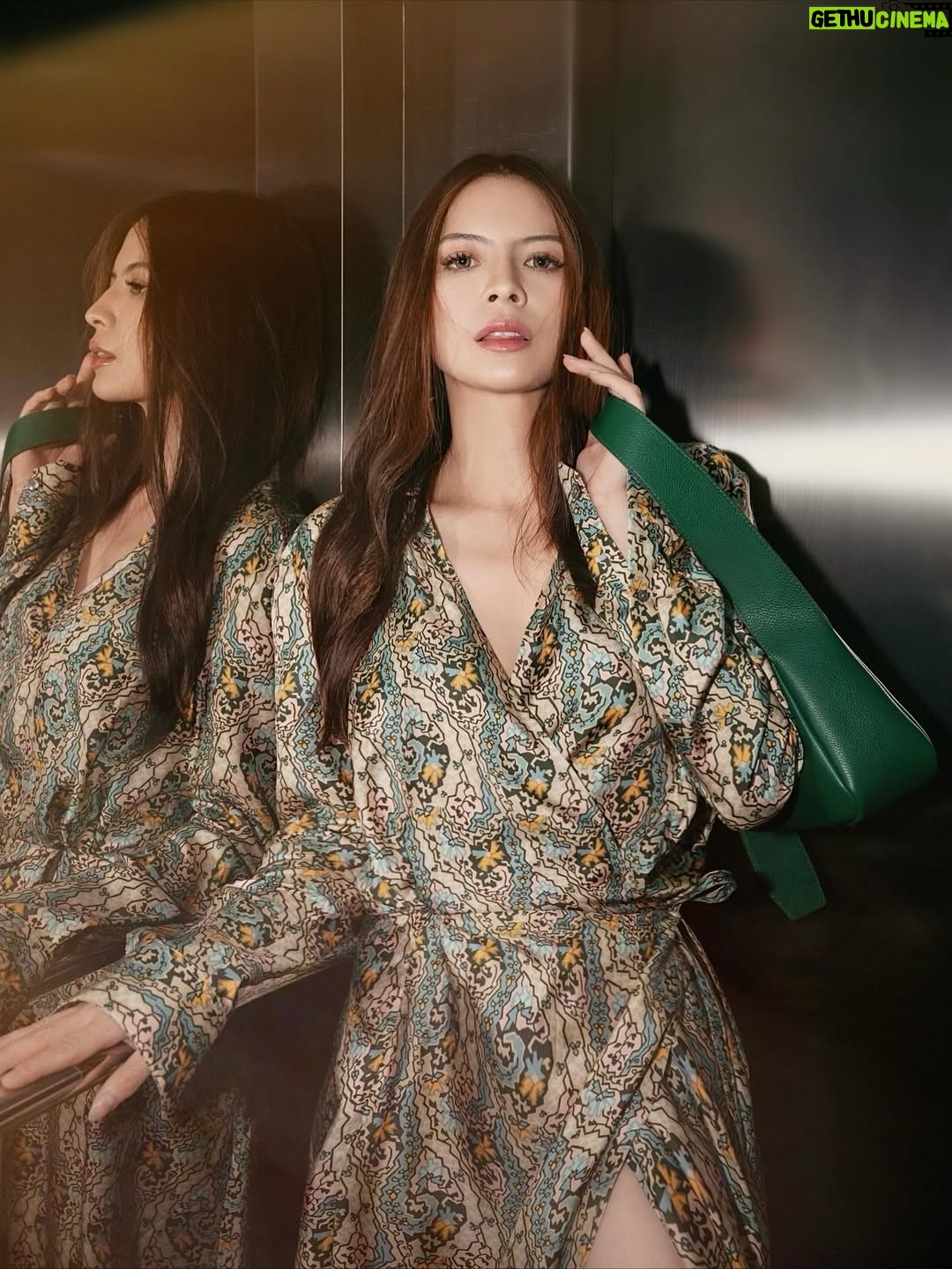 Sonya Pandarmawan - 2.8K Likes - When the night calls for silk and a lil touch of glamour, I undoubtedly slip into my #ToryBurchPreFall25 silk dress and feel my best with my new favorite daily companion for my essentials, the Romy Shoulder Bag. Oh yes, it fits everything and it all comes together in perfect harmony, where simplicity meets elegance. On the move, yet always in style.

@toryburch @time.international #ToryBurchPreFall25