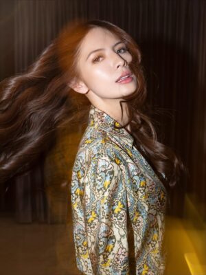 Sonya Pandarmawan Instagram - When the night calls for silk and a lil touch of glamour, I undoubtedly slip into my #ToryBurchPreFall25 silk dress and feel my best with my new favorite daily companion for my essentials, the Romy Shoulder Bag. Oh yes, it fits everything and it all comes together in perfect harmony, where simplicity meets elegance. On the move, yet always in style.

@toryburch @time.international #ToryBurchPreFall25