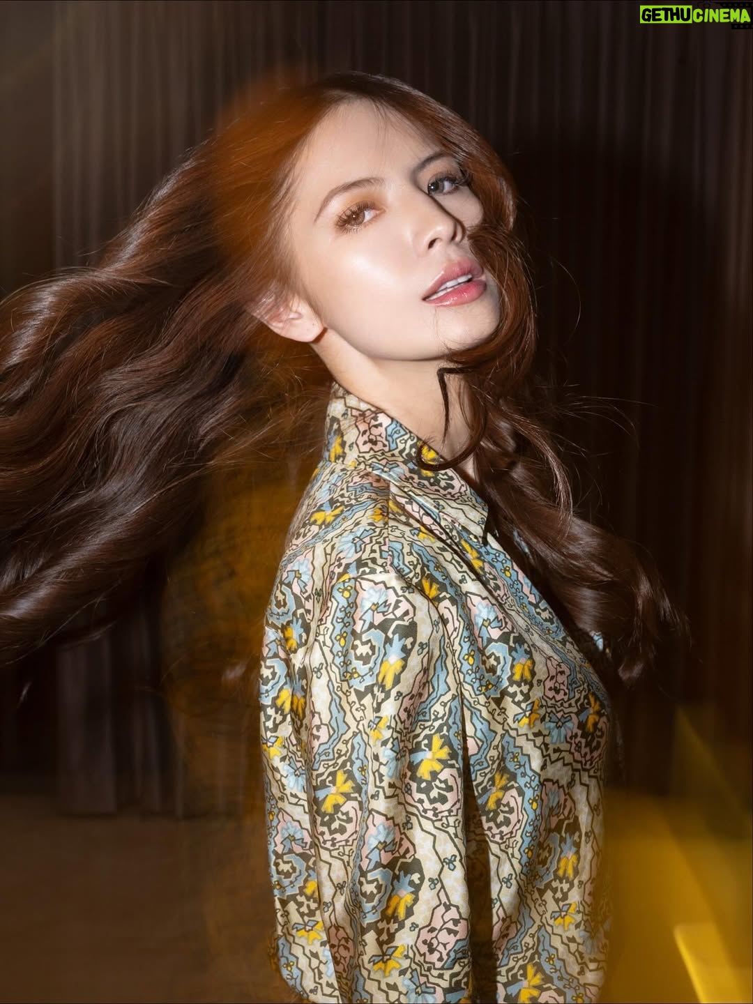 Sonya Pandarmawan - 2.8K Likes - When the night calls for silk and a lil touch of glamour, I undoubtedly slip into my #ToryBurchPreFall25 silk dress and feel my best with my new favorite daily companion for my essentials, the Romy Shoulder Bag. Oh yes, it fits everything and it all comes together in perfect harmony, where simplicity meets elegance. On the move, yet always in style.

@toryburch @time.international #ToryBurchPreFall25
