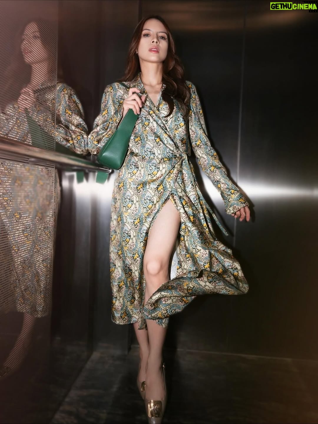 Sonya Pandarmawan - 2.8K Likes - When the night calls for silk and a lil touch of glamour, I undoubtedly slip into my #ToryBurchPreFall25 silk dress and feel my best with my new favorite daily companion for my essentials, the Romy Shoulder Bag. Oh yes, it fits everything and it all comes together in perfect harmony, where simplicity meets elegance. On the move, yet always in style.

@toryburch @time.international #ToryBurchPreFall25