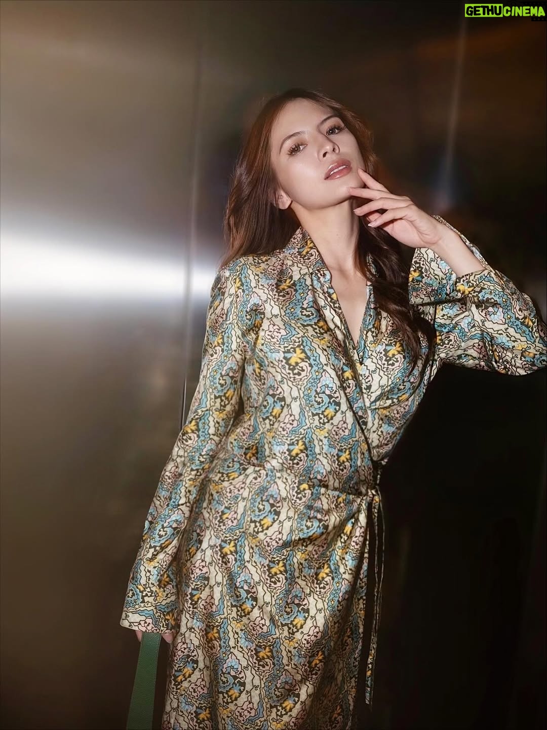 Sonya Pandarmawan - 2.8K Likes - When the night calls for silk and a lil touch of glamour, I undoubtedly slip into my #ToryBurchPreFall25 silk dress and feel my best with my new favorite daily companion for my essentials, the Romy Shoulder Bag. Oh yes, it fits everything and it all comes together in perfect harmony, where simplicity meets elegance. On the move, yet always in style.

@toryburch @time.international #ToryBurchPreFall25