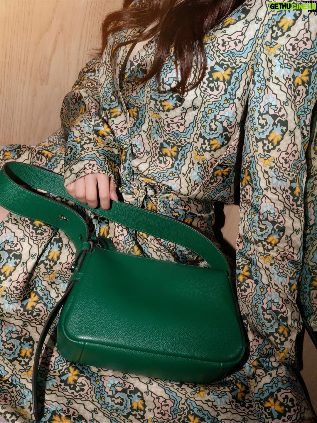 Sonya Pandarmawan - 2.8K Likes - When the night calls for silk and a lil touch of glamour, I undoubtedly slip into my #ToryBurchPreFall25 silk dress and feel my best with my new favorite daily companion for my essentials, the Romy Shoulder Bag. Oh yes, it fits everything and it all comes together in perfect harmony, where simplicity meets elegance. On the move, yet always in style.

@toryburch @time.international #ToryBurchPreFall25