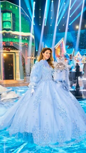 Sophie Grégoire Instagram - Enregistré en plein été sous cette majestueuse robe! Comme c’était amusant de jouer (en chantant!) la fée des étoiles de Noël aux Chanteurs Masqués! On a vraiment pris les juges et le magnifique public par surprise!
Recorded in the middle of summer…it was so fun to play and sing as the Xmas fairy for Chanteurs Masqués (Masked singers). Judges and public were so surprised! Thanks for the invite!