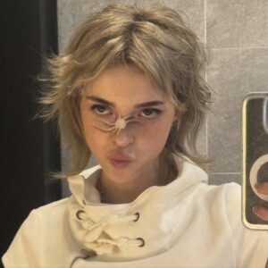 Sophie Luborsky Instagram - spiderwebs. oct 31st 🕷️pre save in bio

i posted it in my discord a while back and have received requests about it ever since so this is for you powerpuffs. it’s also favourite song ive ever made. cant wait. love you <3