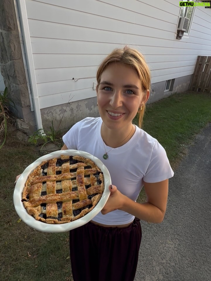 Sophie Nélisse - 60.8K Likes - Just a girl overly excited about her homemade blueberry pie and her new dragonfly friend